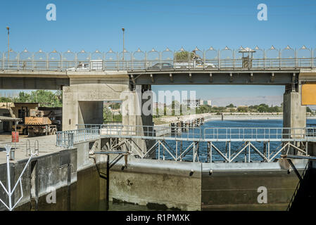 Die Schleuse in Esna im Nil Öffnung ist und ein Lkw mit zwei Männern auf dem Dach ist das Fahren über die Brücke, 27. Oktober 2018, Esna, Ägypten Stockfoto