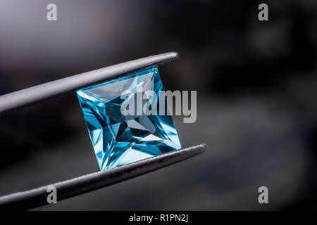 Blauer Topas Edelstein Schmuck Foto mit dunklen Beleuchtung Hintergrund. Stockfoto