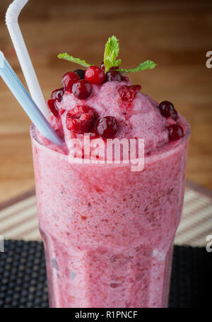 Mixed Berry Smoothie mit Joghurt erfrischenden kalten Getränk. Stockfoto