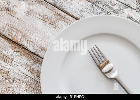 Tabletten mit silber Gabel auf einem alten Holztisch Stockfoto