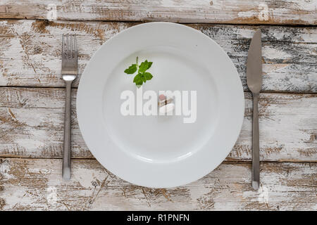 Tabletten mit silber Gabel auf einem alten Holztisch Stockfoto