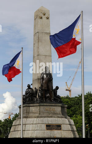 Philippinische Flags werden gesehen in Rizal Monument im Rizal Park, Manila flattern. Stockfoto