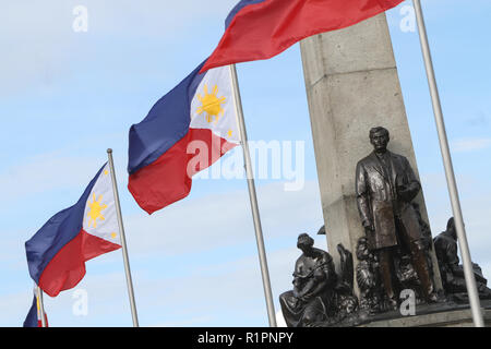 Philippinische Flags werden gesehen in Rizal Monument im Rizal Park, Manila flattern. Stockfoto