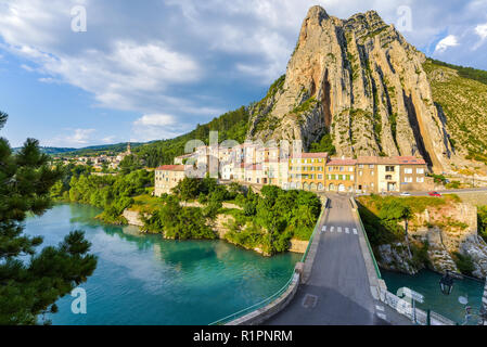 Sisteron und seinen Rock, Provence, Frankreich, Riverside von Durance mit Häusern Stockfoto