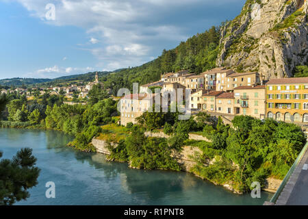 Sisteron, Provence, Frankreich, Häuser am Ufer der Durance Stockfoto