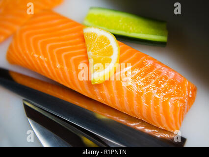 Lachs Schneiden vorbereiten für das Kochen in der Küche mit einem anderen Wirkstoff. Stockfoto
