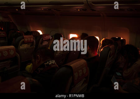 Flug am frühen Morgen Cabin Interior Leuchten von Dawn Sonnenlicht auf Iberia Express Ebene Stockfoto