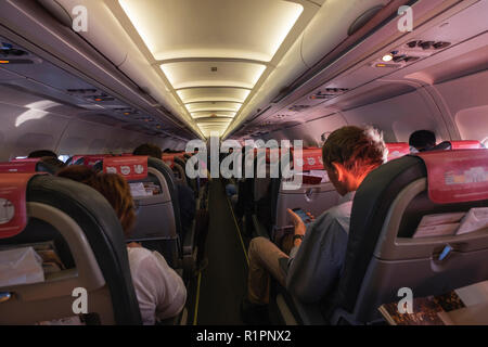 Flug am frühen Morgen Cabin Interior Leuchten von Dawn Sonnenlicht auf Iberia Express Ebene Stockfoto