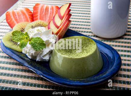 Matcha Pudding pudding Servieren mit Früchten. Stockfoto
