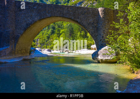 Alte steinerne Brücke, Provence, Frankreich, Gorges de la Méouge, Region Provence-Alpes-Côte d'Azur Stockfoto