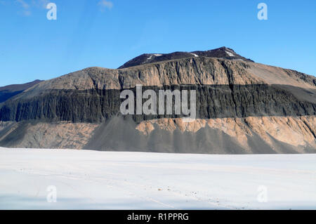 Obere Taylor Valley, McMurdo Dry Valleys, Antarktis mit Bands von Ferrar Dolerit überlagert mit Beacon Sandstein Stockfoto