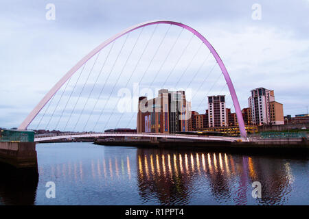 Gateshead Millennium Bridge in der Dämmerung, Newcastle upon Tyne Kai Stockfoto