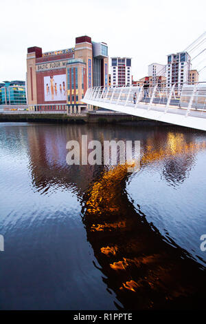 Gateshead Millennium Bridge in der Dämmerung, Newcastle upon Tyne Kai Stockfoto