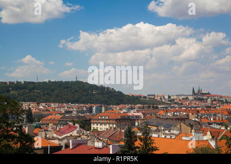 Prag, Tschechische Republik - 14 Juli 2018: Eine Ansicht von Vysegrad zu Quartal Mala Strana, Petrin Hügel und die Prager Burg Stockfoto