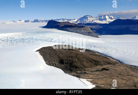 Obere Taylor Valley, McMurdo Dry Valleys, Antarktis mit Bands von Ferrar Dolerit überlagert mit Beacon Sandstein Stockfoto