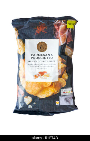 Marks & Spencer Parmesan & Prosciutto Hand gekocht Chips, den Geschmack eines Antipasti Teller in crunchy golden Chips mit würzigen Parmesan und Schinken Stockfoto