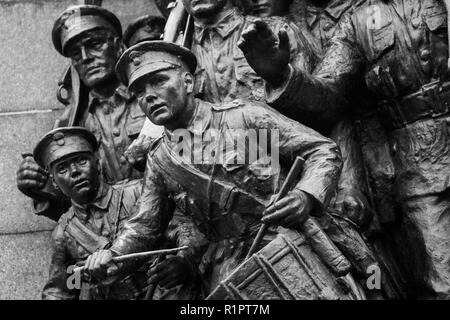 Newcastle upon Tyne/UK, 10. Januar 2018: 1914 Kriegerdenkmal Newcastle Civic Center close up in Schwarz und Weiß Stockfoto