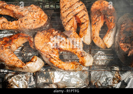 Brocken der Forelle auf dem Grill. Rote fische Fleisch close-up. Stockfoto