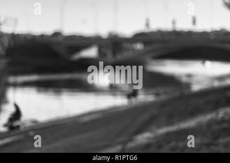 Sonnenuntergang am Kanal. Defokussierten Stadtbild. Sanfte bokeh Stockfoto