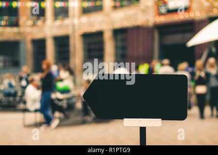 Leer Pfeil auf einem Schild. Verschwommenen Hintergrund Stockfoto