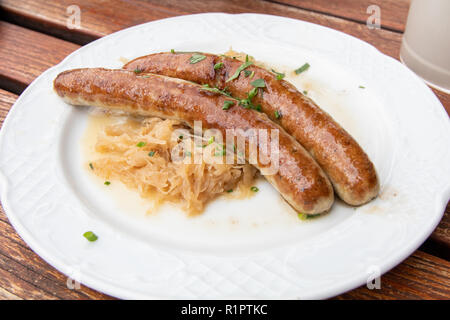 Bratwurst und Sauerkraut Speise Stockfoto