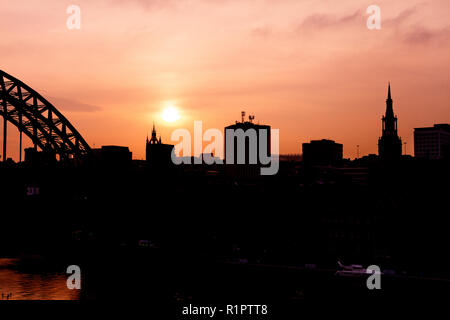 Newcastle upon Tyne/England - Newcastle Upon Tyne Bridge und die Skyline im Sonnenuntergang in Silhouette Stockfoto