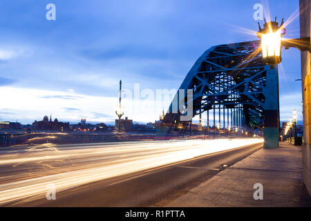 Newcastle upon Tyne/England - 17 Februar 2012: Ampel Wanderwege in Newcastle upon Tyne Bridge Stockfoto