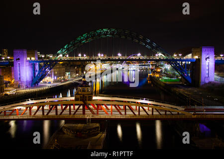 Newcastle upon Tyne/England - 17 Februar 2012: Tyne Bridge und Swing Bridge bei Nacht Stockfoto