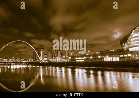 Newcastle upon Tyne/England - 9. März 2012: Newcastle Quayside in einer mondhellen Nacht in Sepia, mit Salbei und Gateshead Millennium Bridge Stockfoto