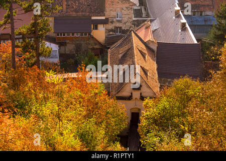 Graft Bastion in Brasov, ein Teil der alten Befestigungsanlagen der Verteidigung der Zitadelle, auf einem sonnigen Herbsttag. Von oben nach unten sehen Sie die Bastion Stockfoto