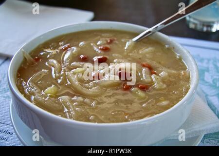 Lecker Bohnen, Rüben und Kartoffeln Suppe an einem kalten Wintertag Stockfoto