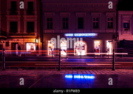 Brasov, Rumänien - 21. Oktober 2018: Die vereinigten Farben der Benetton store in der Altstadt von Brasov. Nacht Szene mit Neonlicht und leichte Trail Stockfoto