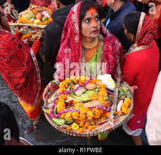 Kathmandu, Nepal. 14 Nov, 2018. Hinduistische Frauen bieten Gebete zu Rising Sun auf der abschließende Tag der Chhath Fest zu Ehren von Sun Gott am Ufer des Bagmati Fluss in Kathmandu, Nepal. Devotees aus Terai Region in Nepal und Indien feiern das Festival Sonne anbeten Gott für Erhalt des Lebens auf der Erde und zu verehren ihn, seine ständigen Segen für die Menschheit zur Verfügung zu stellen. Credit: Archana Shrestha/Pacific Press/Alamy leben Nachrichten Stockfoto