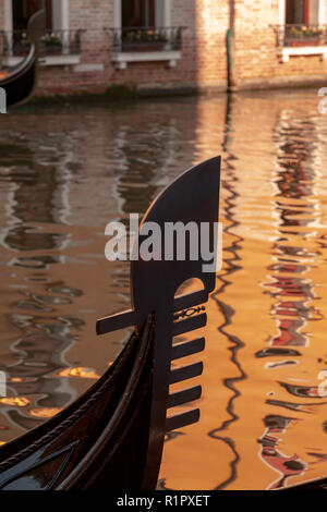 Bug Detail einer Gondel auf einem Kanal in Venedig, Italien Stockfoto