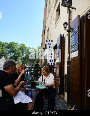Cafe Tiberino auf L'Isola Tiberina in Rom. Stockfoto