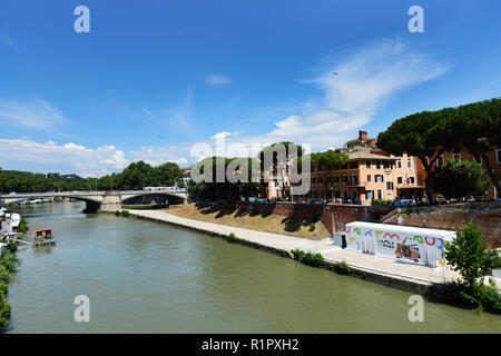 Garibaldi Brücke mit einer Straßenbahn über den Tiber in Rom. Stockfoto