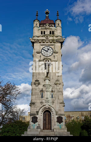 Whitehead Clock Tower, Klasse 11 aufgeführten Memorial aus Portland Stein in whitehead Gärten gebaut, Bury Lancashire, Großbritannien Stockfoto