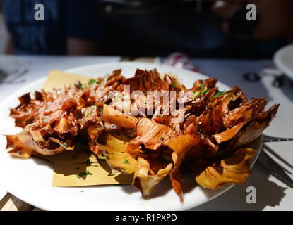 Carciofo alla giudia ist die traditionelle knusprig gebratener Artischocke. Stockfoto