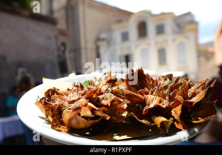 Carciofo alla giudia ist die traditionelle knusprig gebratener Artischocke. Stockfoto