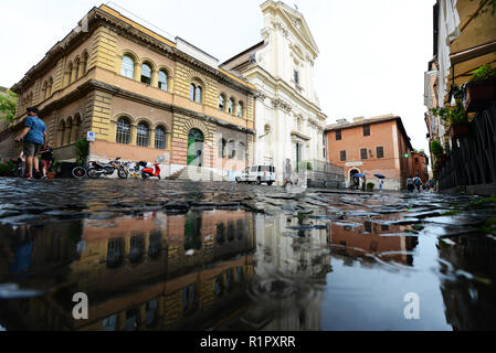 Kirche Santa Maria della Scala in der Piazza della Scala in Rom. Stockfoto