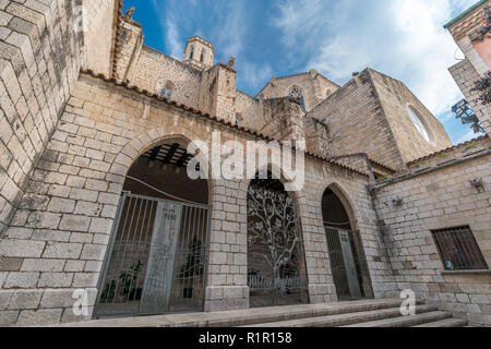 Figueras, Spanien - 28. Juli 2018: Portikus und Vierungsturm Außenansicht St. Petrus Kirche (Esglesia de Sant Pere) Romanisch-katholischen Kirche Stockfoto