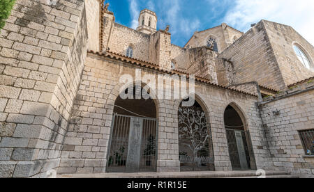 Figueras, Spanien - 28. Juli 2018: Panoramablick auf Portikus und Laterne Turm bei Sankt Peter Kirche (Esglesia de Sant Pere) Romanisch-Katholischen c Stockfoto