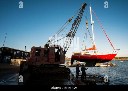 Boot/Yacht ist aus dem Fluß Deben hob mit einem Kran für die Lagerung im Winter in Woodbridge, Suffolk bereit Stockfoto