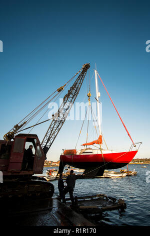 Boot/Yacht ist aus dem Fluß Deben hob mit einem Kran für die Lagerung im Winter in Woodbridge, Suffolk bereit Stockfoto