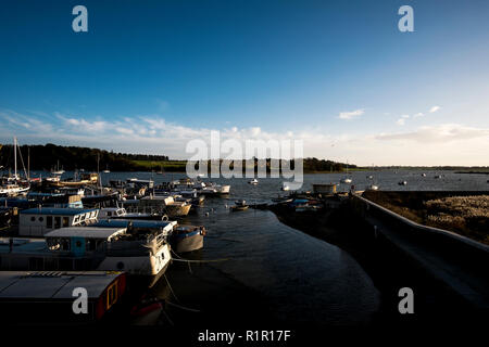 Boote auf dem Fluss Deben in Woodbridge, Suffolk Stockfoto