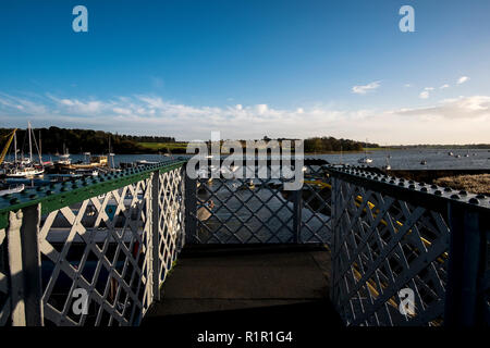 Fußgängerbrücke über die Bahnstrecken bei Woodbridge Station in Woodbridge, Suffolk Stockfoto