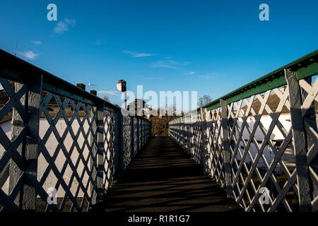 Fußgängerbrücke über die Bahnstrecken bei Woodbridge Station in Woodbridge, Suffolk Stockfoto