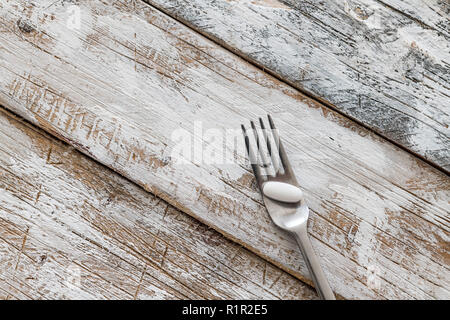 Tabletten mit silber Gabel auf einem alten Holztisch mit weißer Farbe Stockfoto