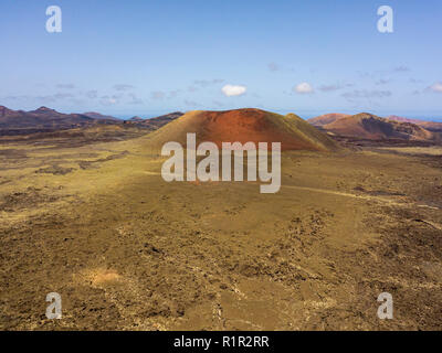 Luftaufnahme Caldera Colorada Vulkan, lava Feld mit Flechten, Lanzarote, Kanarische Inseln, Spanien Stockfoto