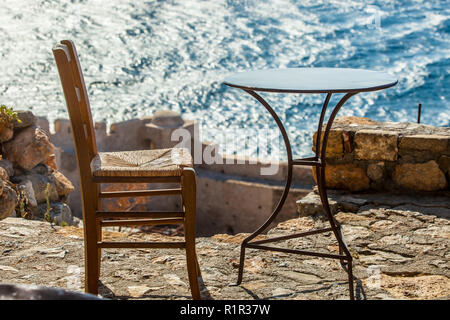 Tabelle in einer Taverne in Monemvasia Stockfoto